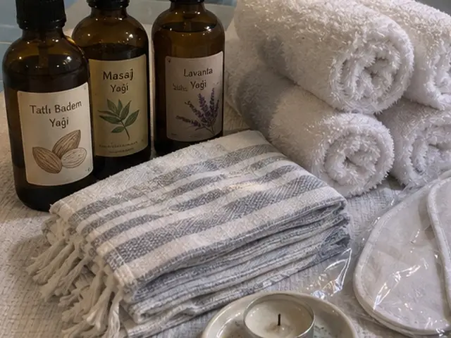 Tatlı badem ve lavanta yağı, havlular, peştemal ve mum — Sultanahmet, Masaj Salonun