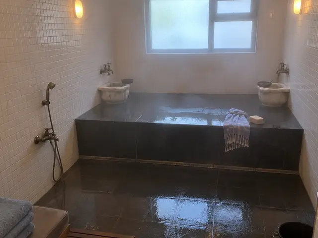 Beyaz mozaikli, kurnalı hamam bölümü — Sultanahmet, Masaj Salonun