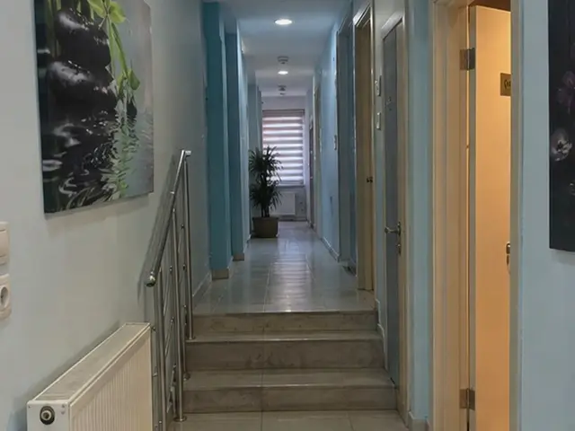 Açık renk koridor ve odalara çıkan merdiven — Sultanahmet, Masaj Salonun